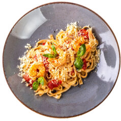 Тальятелле з креветками і томатами