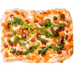 Пінса з чеддером, куркою та ковбасками