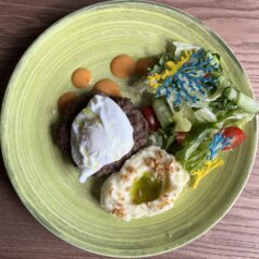 Біфштекс з пюре та яйцем пашот