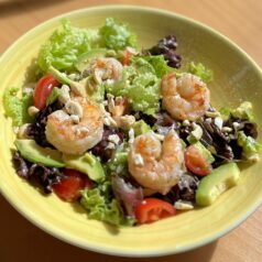 Салат з креветкою та авокадо