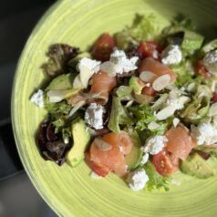 Зелений салат зі слабосолоним лососем