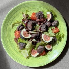 Салат з курячею печінкою та інжиром