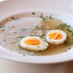 Курячий бульйон з грінкою та паштетом